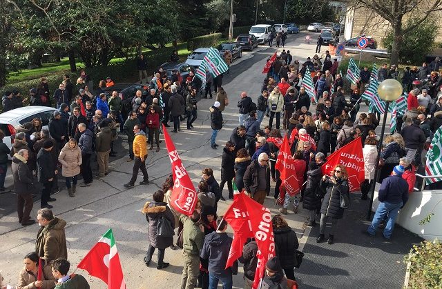 Presidio dei lavoratori della pubblica amministrazione davanti la sede della Regione