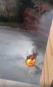 L'auto a fuoco ripresa da uno studente
