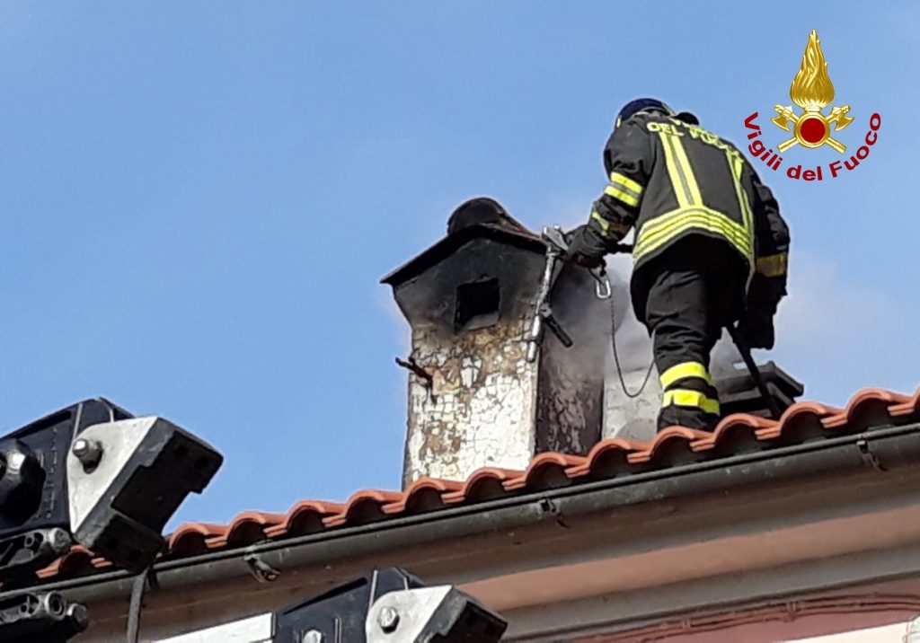 L'intervento dei Vigili del Fuoco sul tetto dell'abitazione in via Roma