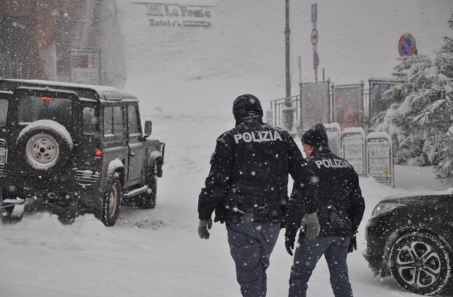 Gli agenti di Polizia al lavoro in centro a Osimo