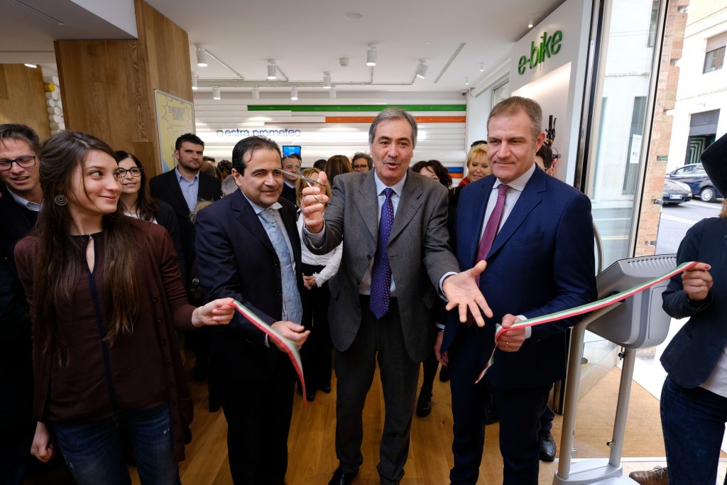 Taglio del nastro dello store Estra Prometeo di Ancona