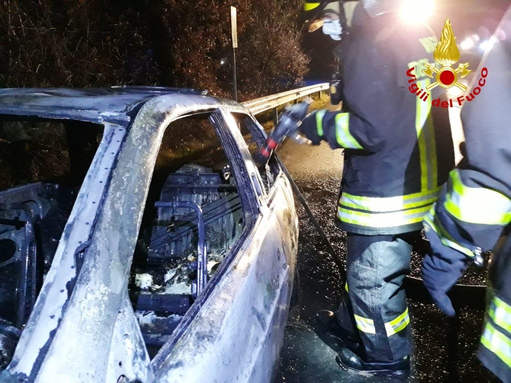 Vigili del Fuoco all'opera per spegnere le fiamme che hanno avvolto l'auto