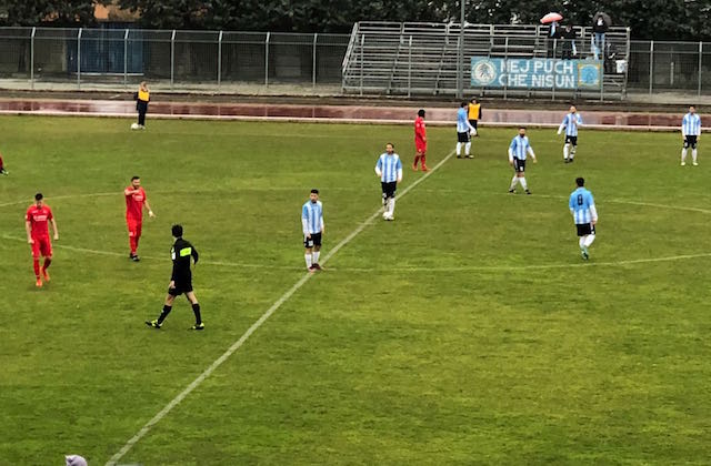 Il calcio d'inizio del match tra Fabriano Cerreto e San Marino