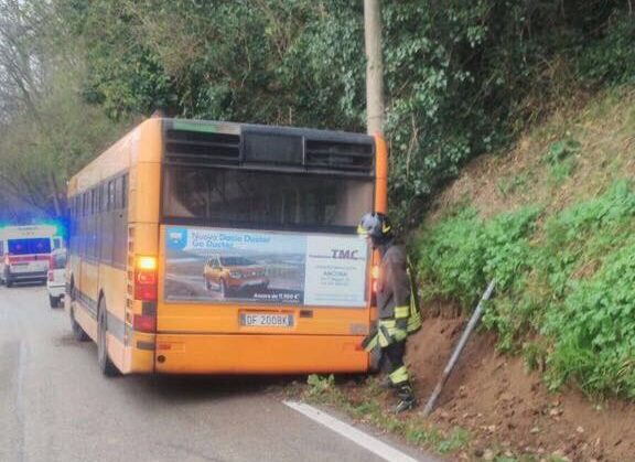 Il bus finisto fuoristrada