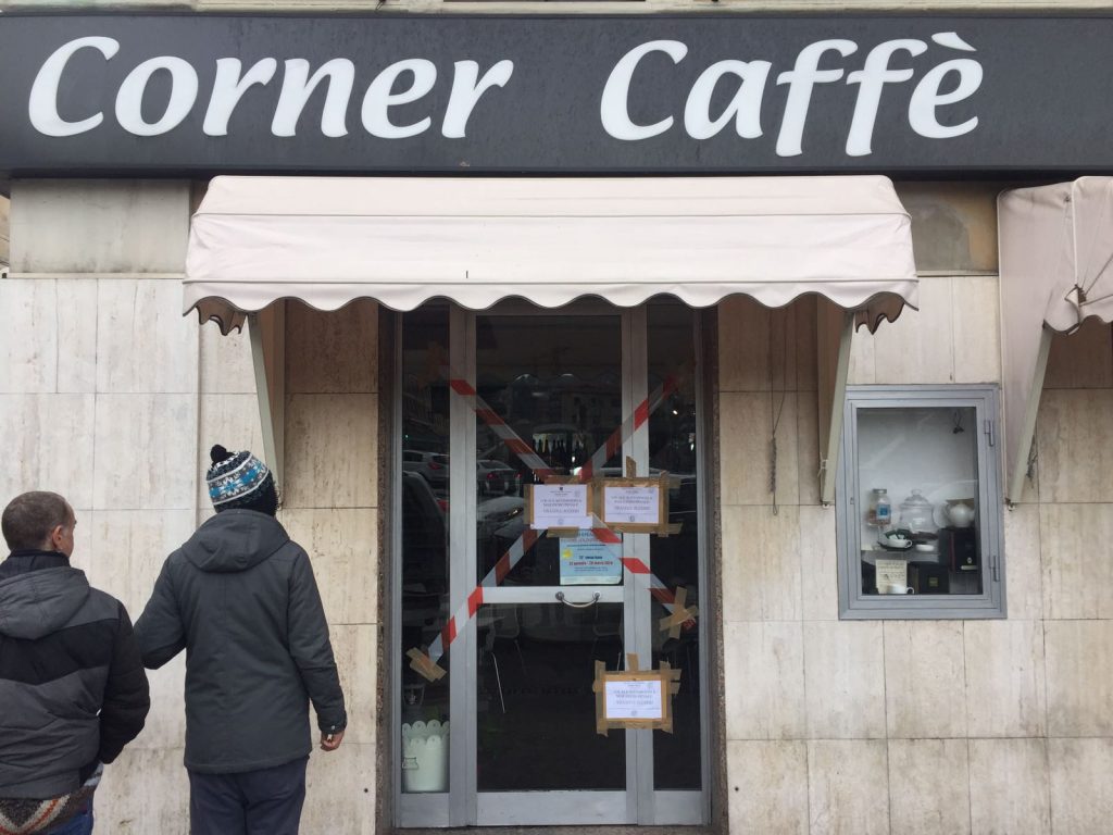Il Corner Caffè in piazza Ugo Bassi con i sigilli