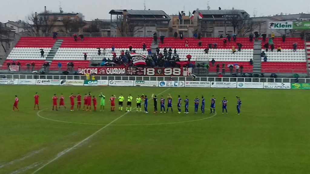 Le formazioni schierate a centrocampo per il fischio d'inizio della partita