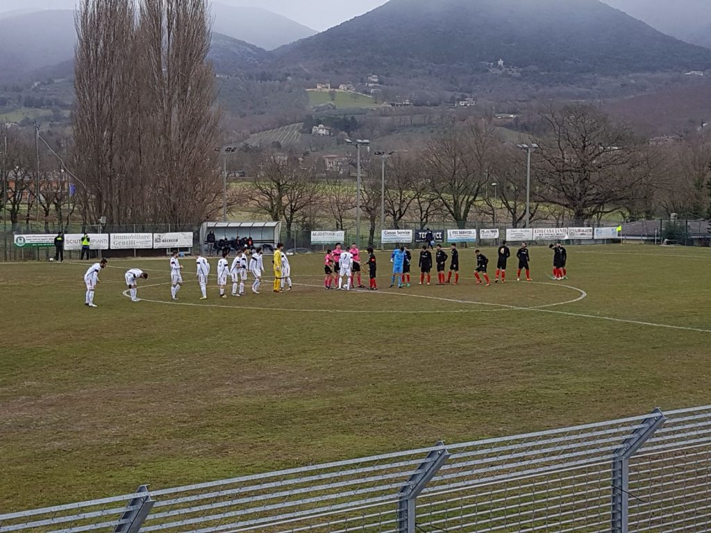 Massa Martana e Camerano schierate a centrocampo prima dell' inizio