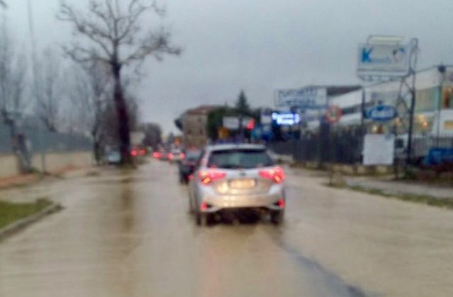 La strada allagata alla Baraccola in via Primo Maggio