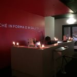 La reception della palestra Happiness illuminata dalle candele