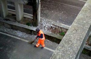 I pezzi di cemento caduti dal ponte del Pincio