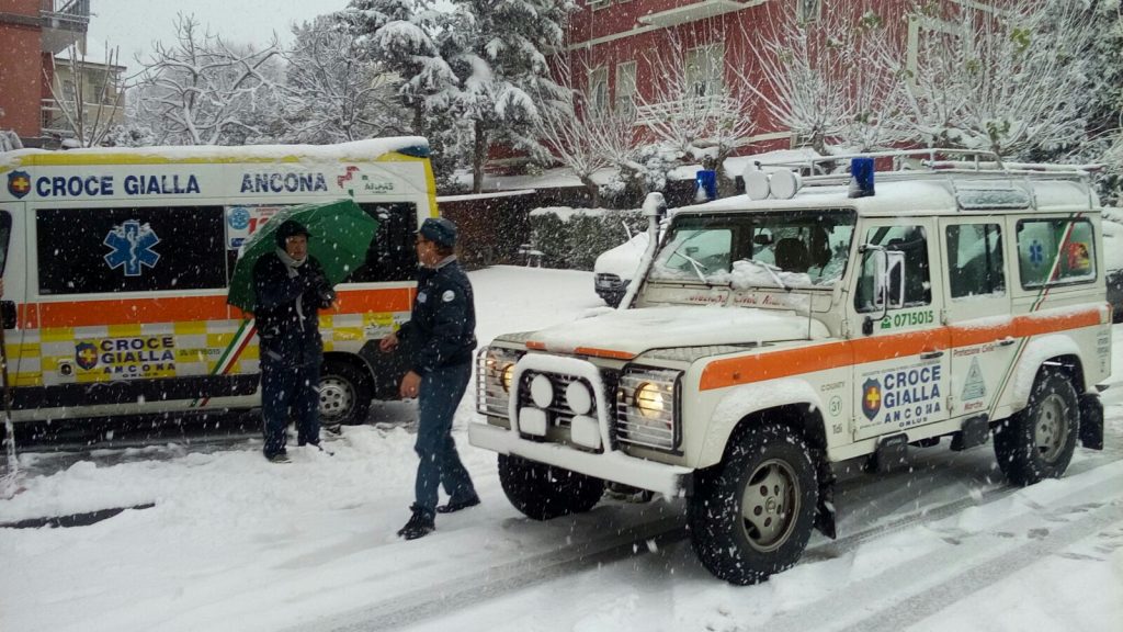 Intervento con la neve a Falconara, la Croce Gialla sul posto con la jeep e l'ambulanza