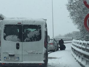 Auto ferme sull'asse nord sud per montare le catene