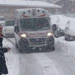 Un'ambulanza in difficoltà per la neve