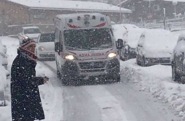 Un'ambulanza in difficoltà per la neve