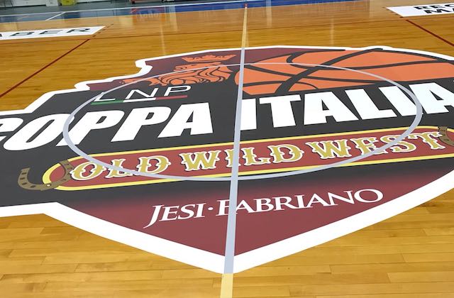 Il parquet del PalaGuerrieri di Fabriano "griffato" con il logo della Coppa Italia di serie B