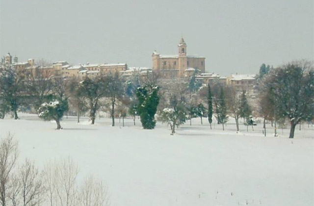 La neve ha imbiancato Barbara causando disagi alla circolazione