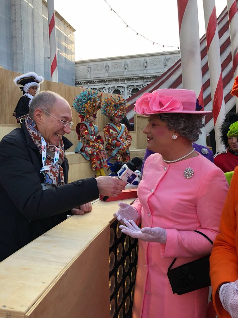 Le regine d'Inghilterra, simpatica maschera di un gruppo di Ancona, premiate al Carnevale di Venezia
