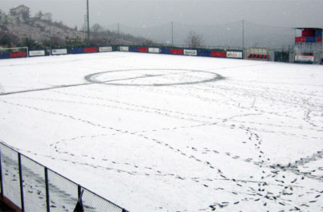 Campo da calcio innevato