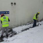 Due squadre del gruppo scout Cngei sono al lavoro per liberare l’ospedale dalla neve