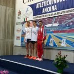 Giacomo Brandi (a destra) sul podio con la medaglia di bronzo