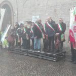 Il sindaco Massimo Bacci insieme agli altri primi cittadini alla manifestazione di Macerata