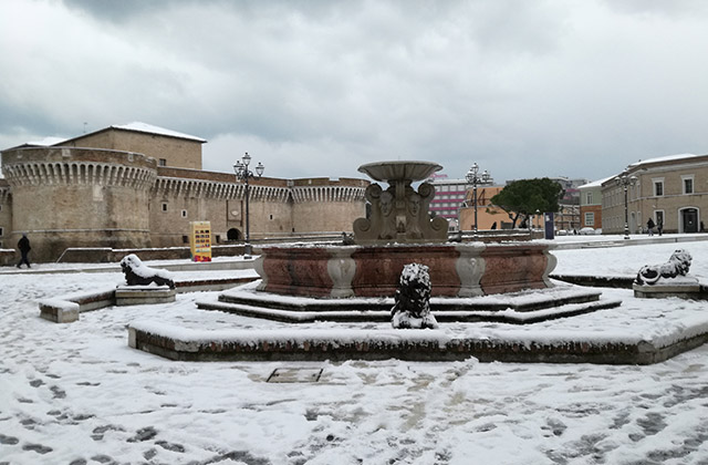 La neve a Senigallia lunedì 26 febbraio 2018: piazza del Duca e la Rocca roveresca