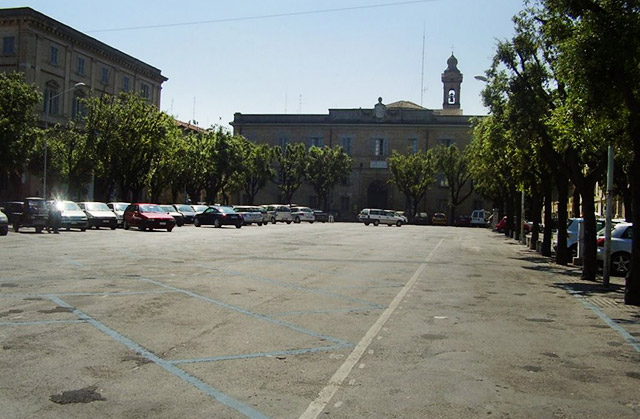 Piazza Garibaldi a Senigallia prima dell'intervento di restyling: un parcheggio