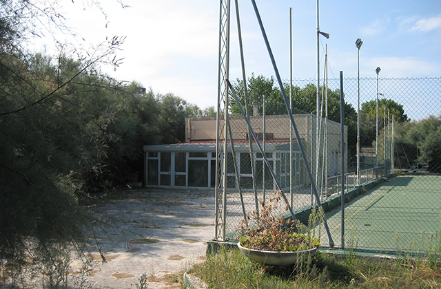 L'impianto ricettivo del Ponterosso, a Senigallia, in stato di degrado