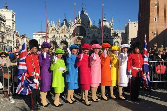 Le regine d'Inghilterra, simpatica maschera di un gruppo di Ancona, premiate al Carnevale di Venezia