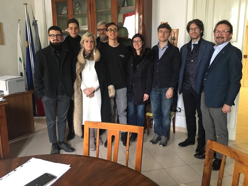 Il Rotary Jesi con la vice preside Giombini e alcuni studenti del liceo Classico cittadino