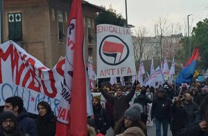 Manifestanti di Senigallia al corteo antifascista di Macerata