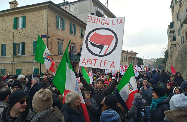 Manifestanti di Senigallia al corteo antifascista di Macerata