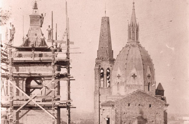 La foto dei danni provocati dal terremoto di Senigallia del 1930 che aveva danneggiato i monumenti più importanti di Ostra Vetere, come le guglie di Santa Maria e la stessa torre civica, oltre a tanti palazzi e case