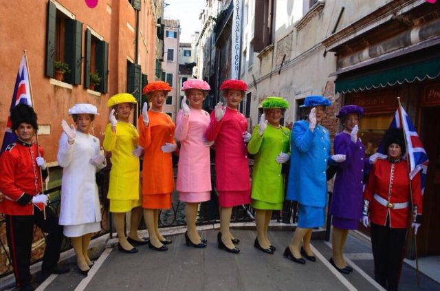 Le regine d'Inghilterra, simpatica maschera di un gruppo di Ancona, premiate al Carnevale di Venezia