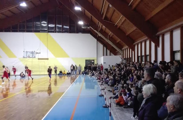 Palestra Mazzini di Fabriano gremita per il derby al vertice di Promozione tra Bad Boys e Halley Matelica (seconda squadra)