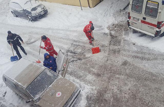 I volontari della Croce Rossa Italiana, comitato di Senigallia, impegnati con l'emergenza neve