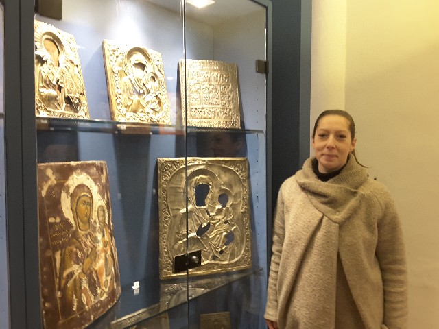 Sara Tassi conservatrice del Museo Diocesano accanto alle teche con le icone