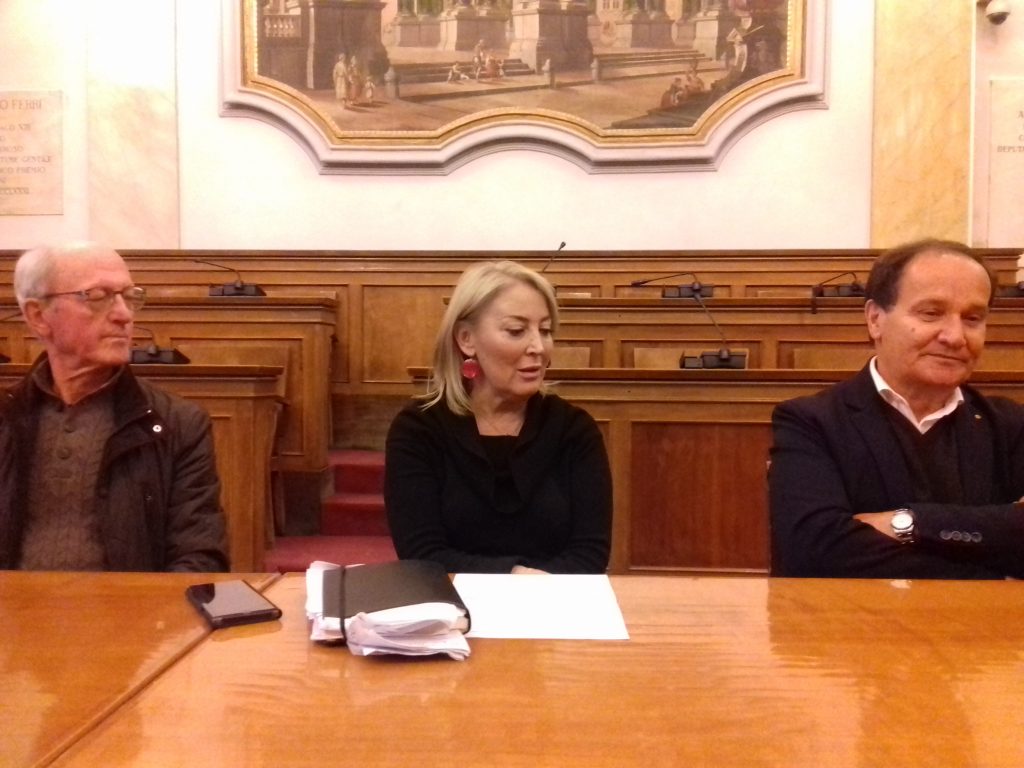 Da sinistra: Michele Campo per il Lions, l'assessora Maria Luisa Quaglieri e Luciano Goffi presidente del Lions di Jesi che ha donato un abbattitore all'associazione Adra