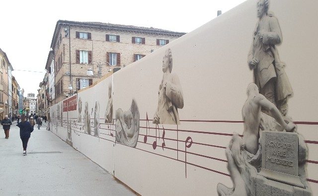 I pannelli decorativi del cantiere di piazza Pergolesi