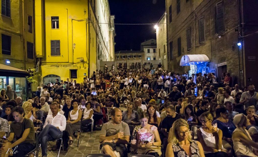 Una delle serate estive organizzate all'Hemingway Cafè di Piazza delle Monnighette