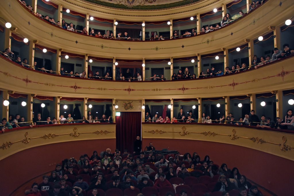 Gli alunni della I e II media di Chiaravalle al Teatro Valle per "Gens sana in corpore sano"