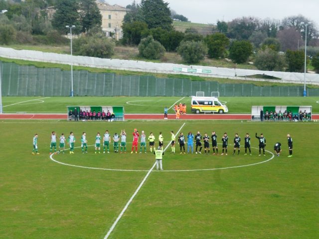 Le formazione schierate a centro campo in attesa del fischio d'inizio della partita