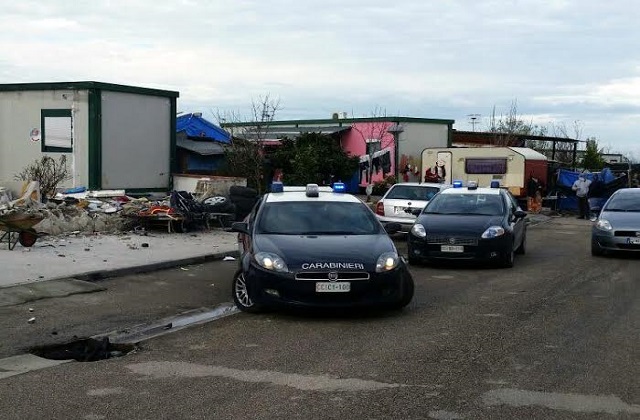 I Carabinieri al campo rom di Jesi