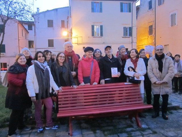 La panchina rossa simbolo del femminicidio inaugurata oggi a Jesi