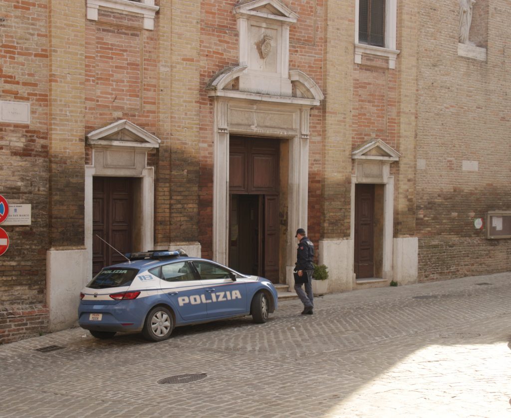 La chiesa di San Marco in cui è stato rubato uno dei lumieri per le offerte
