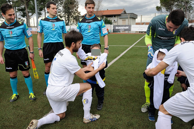 Il Camerano dona la maglia ai due bimbi