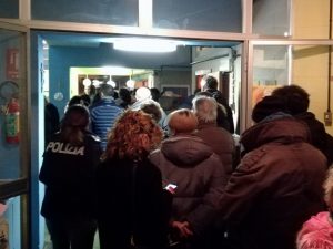 La lunga fila di elettori