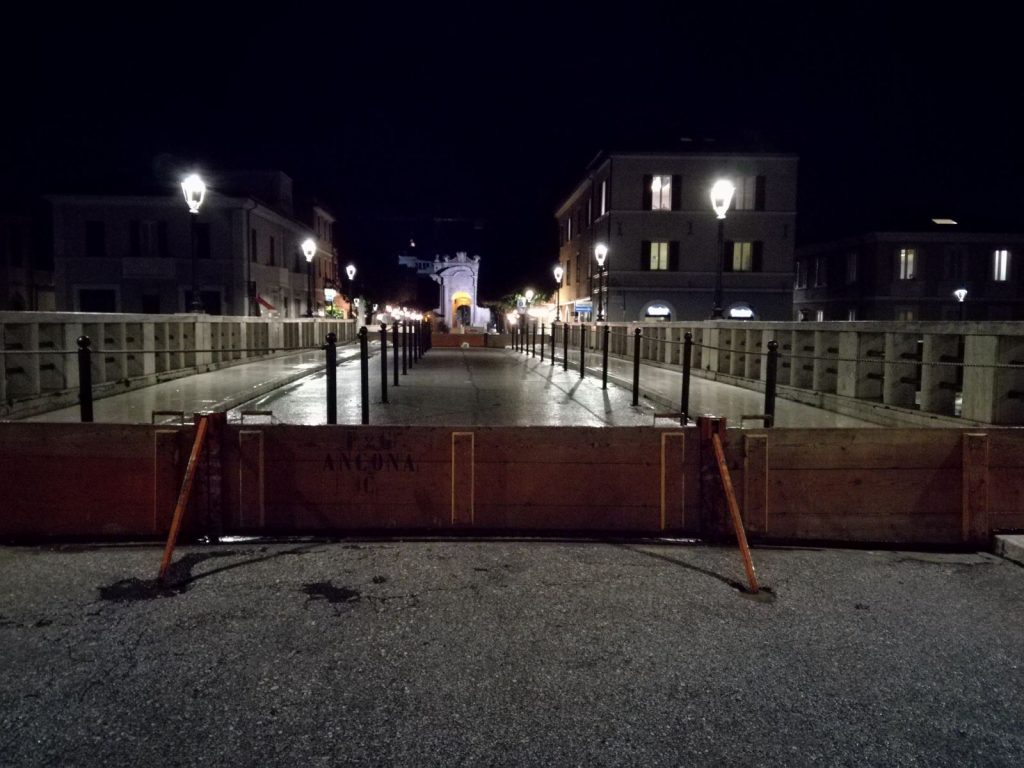 Le paratie montate sul ponte Ponte II Giugno