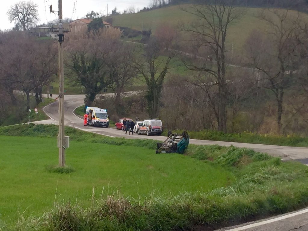 L'auto cappottata a Montesicuro di Ancona