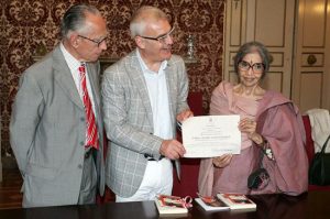 Da sinistra Mario Pianesi con il sindaco di Macerata Romano Carancini (Foto di repertorio)